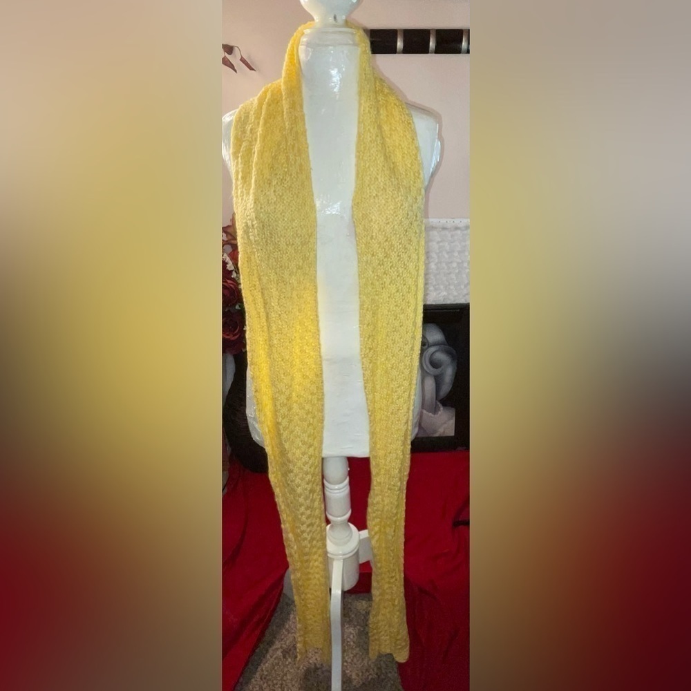 NWT MAFE BY ME DR LHAND MADE CROCHETED PALE YELLOW TO CREAM EXTRA LONG SCARF